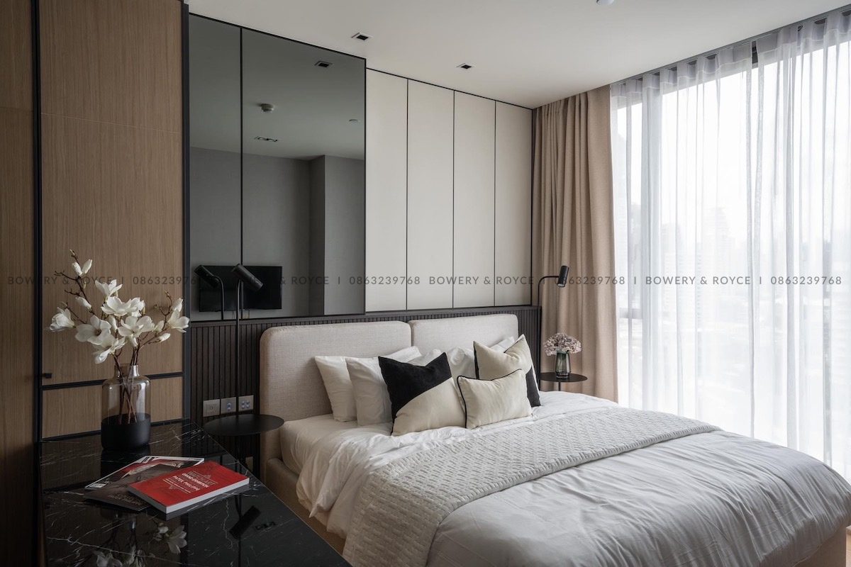 We are pleased to present this eclectic, vintage styled one bedroom condo for rent in Thong Lor which boasts stunning city views and modern interior throughout.