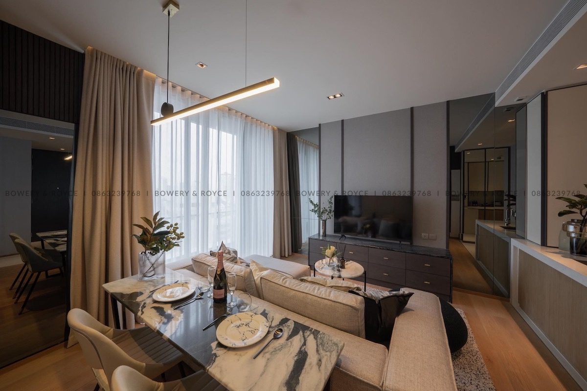 We are pleased to present this eclectic, vintage styled one bedroom condo for rent in Thong Lor which boasts stunning city views and modern interior throughout.