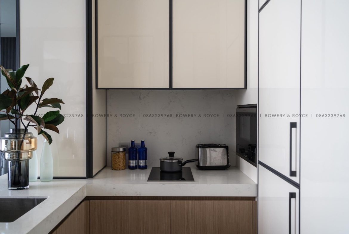 We are pleased to present this eclectic, vintage styled one bedroom condo for rent in Thong Lor which boasts stunning city views and modern interior throughout.