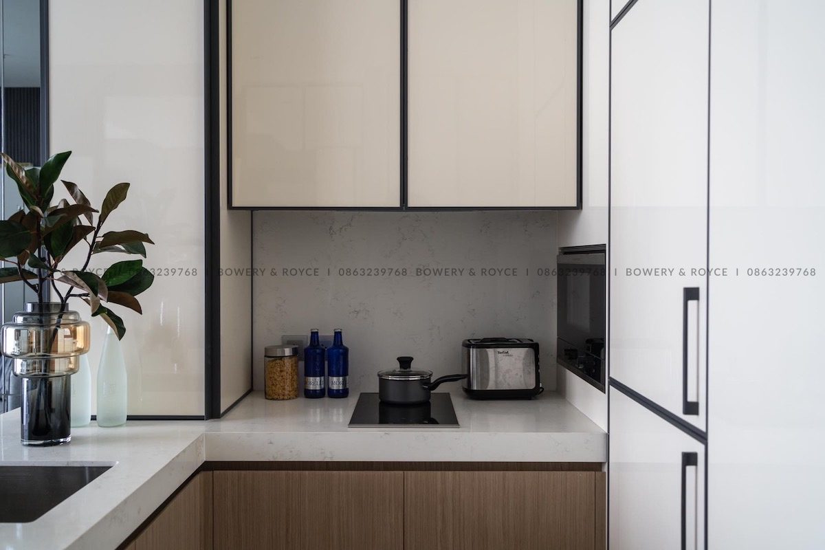 We are pleased to present this eclectic, vintage styled one bedroom condo for rent in Thong Lor which boasts stunning city views and modern interior throughout.