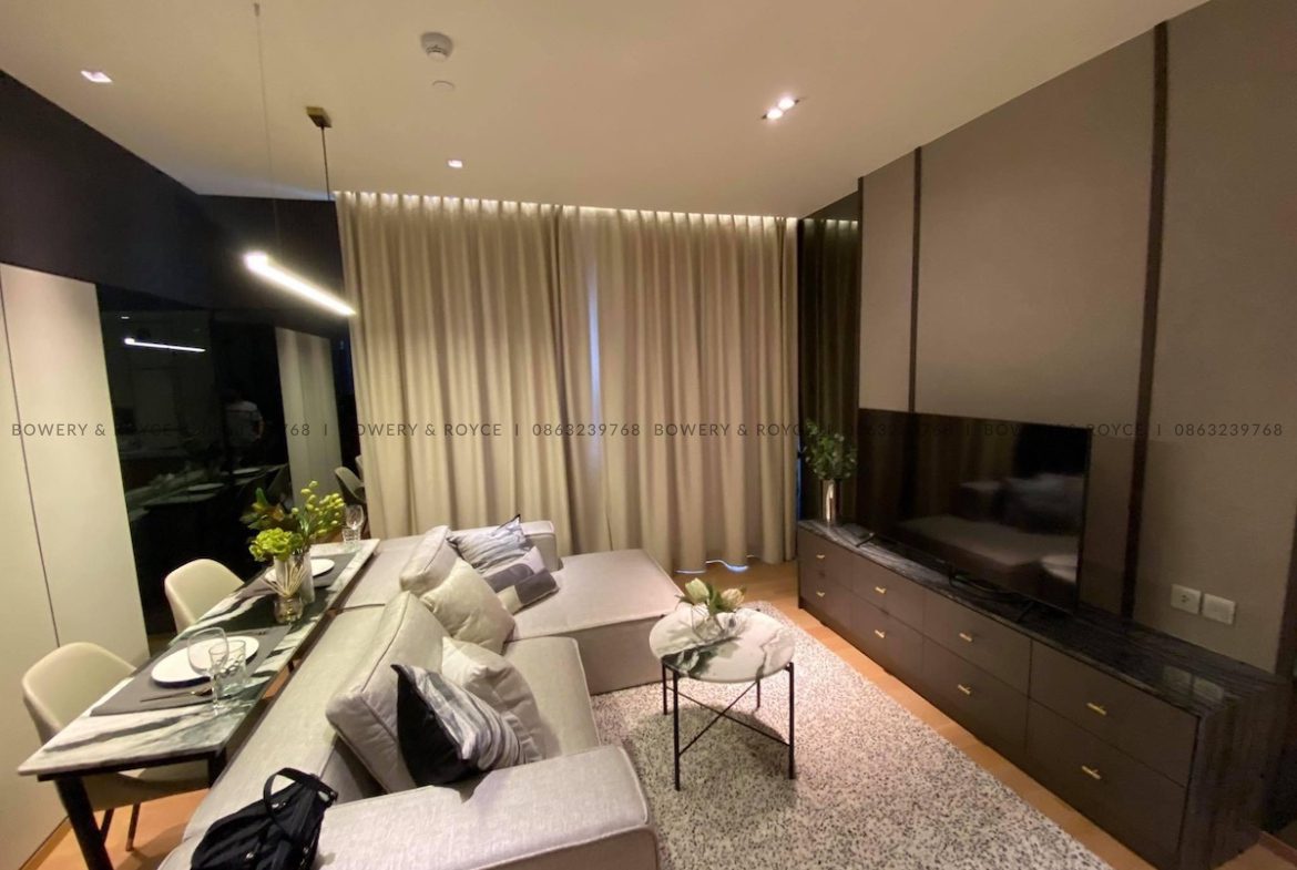 We are pleased to present this eclectic, vintage styled one bedroom condo for rent in Thong Lor which boasts stunning city views and modern interior throughout.
