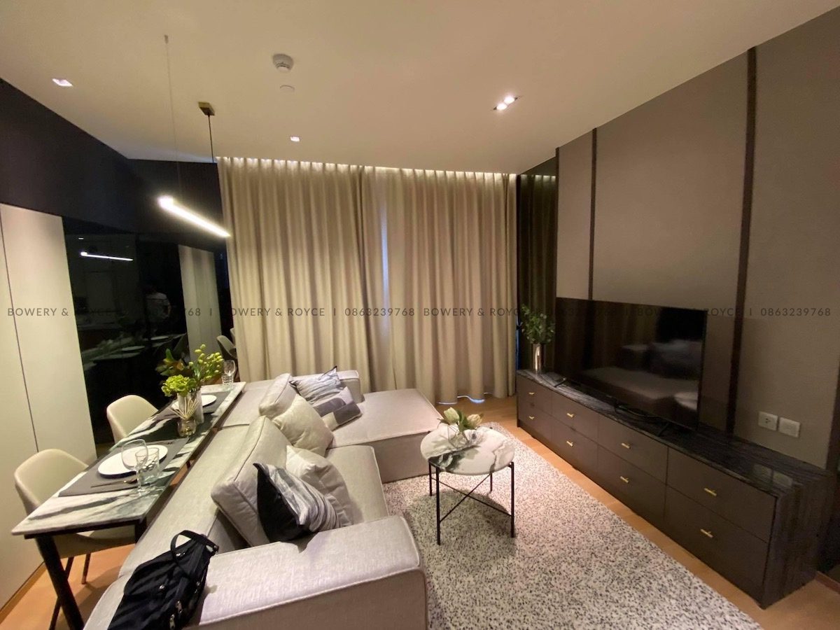 We are pleased to present this eclectic, vintage styled one bedroom condo for rent in Thong Lor which boasts stunning city views and modern interior throughout.