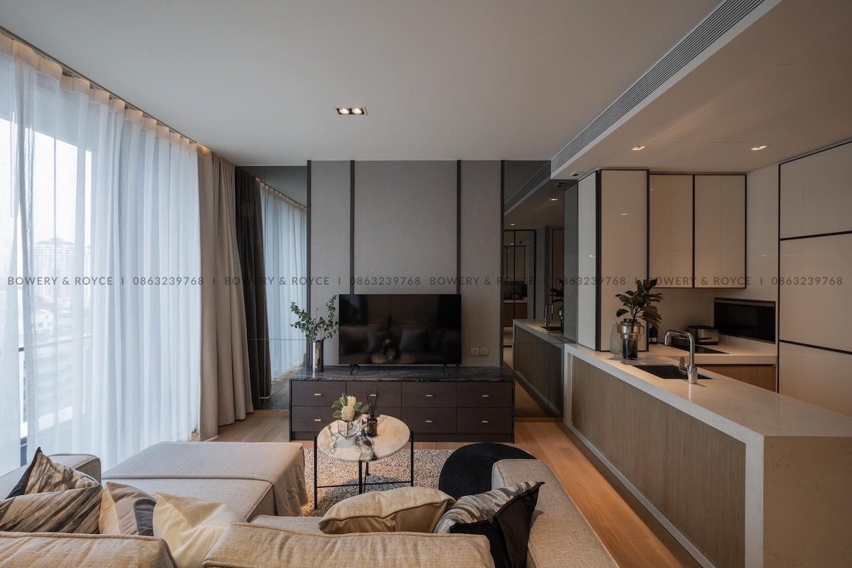 We are pleased to present this eclectic, vintage styled one bedroom condo for rent in Thong Lor which boasts stunning city views and modern interior throughout.