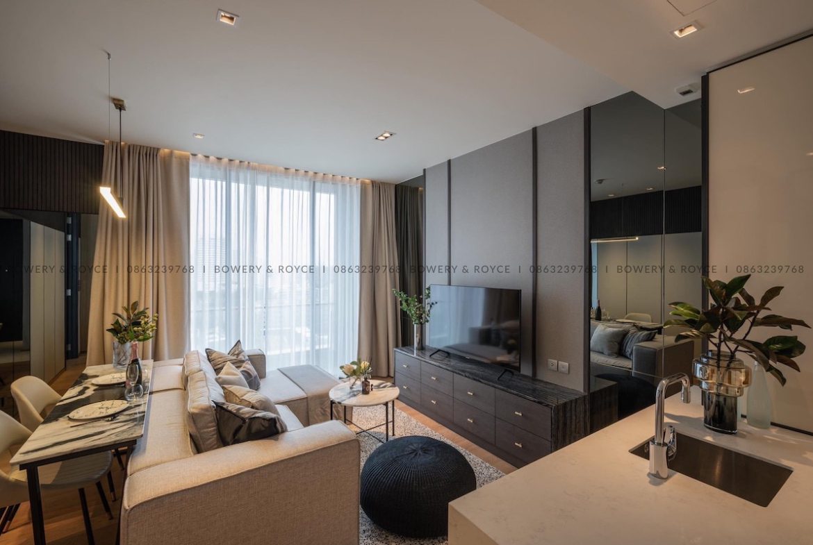 We are pleased to present this eclectic, vintage styled one bedroom condo for rent in Thong Lor which boasts stunning city views and modern interior throughout.
