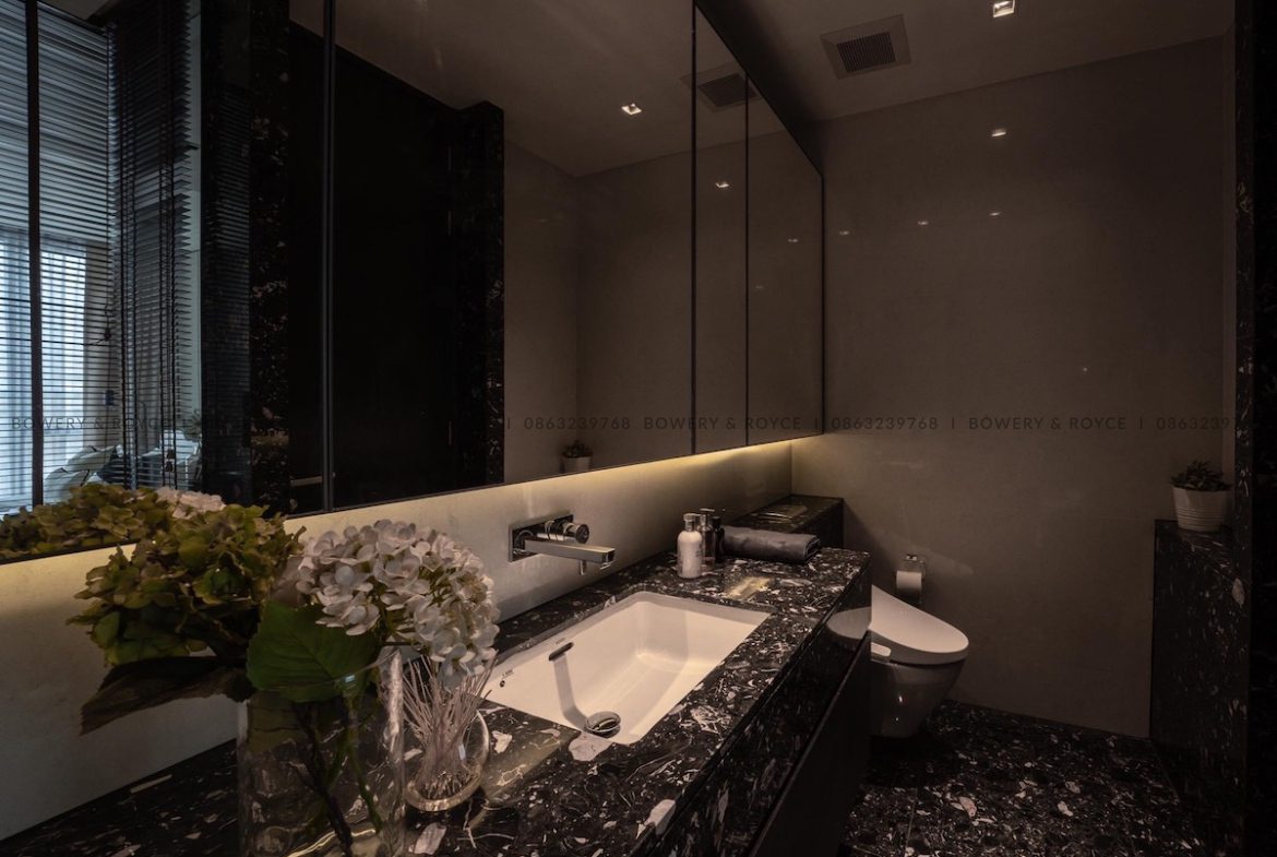 We are pleased to present this eclectic, vintage styled one bedroom condo for rent in Thong Lor which boasts stunning city views and modern interior throughout.