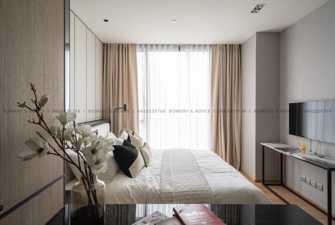 We are pleased to present this eclectic, vintage styled one bedroom condo for rent in Thong Lor which boasts stunning city views and modern interior throughout.