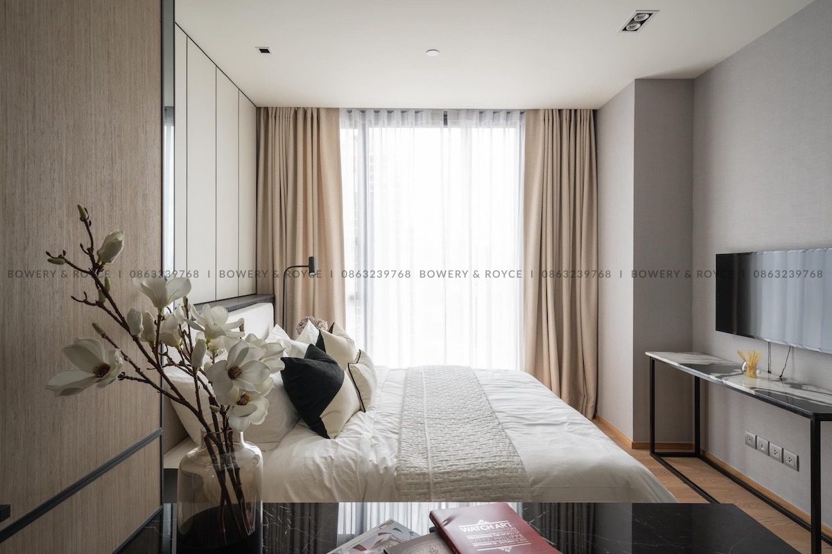 We are pleased to present this eclectic, vintage styled one bedroom condo for rent in Thong Lor which boasts stunning city views and modern interior throughout.