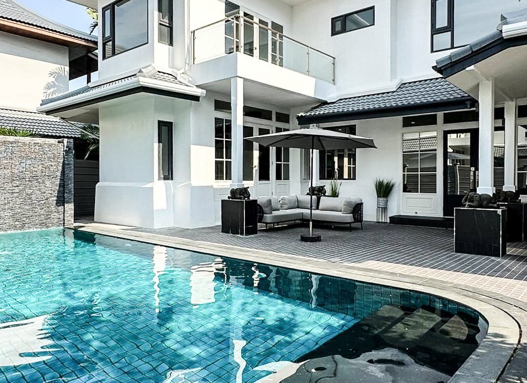 Beautiful Four Bedroom Detached House with Private Pool For Rent in Thong Lor
