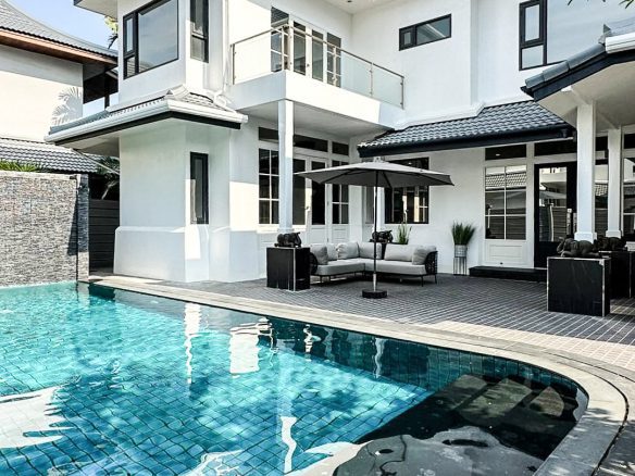 Beautiful Four Bedroom Detached House with Private Pool For Rent in Thong Lor