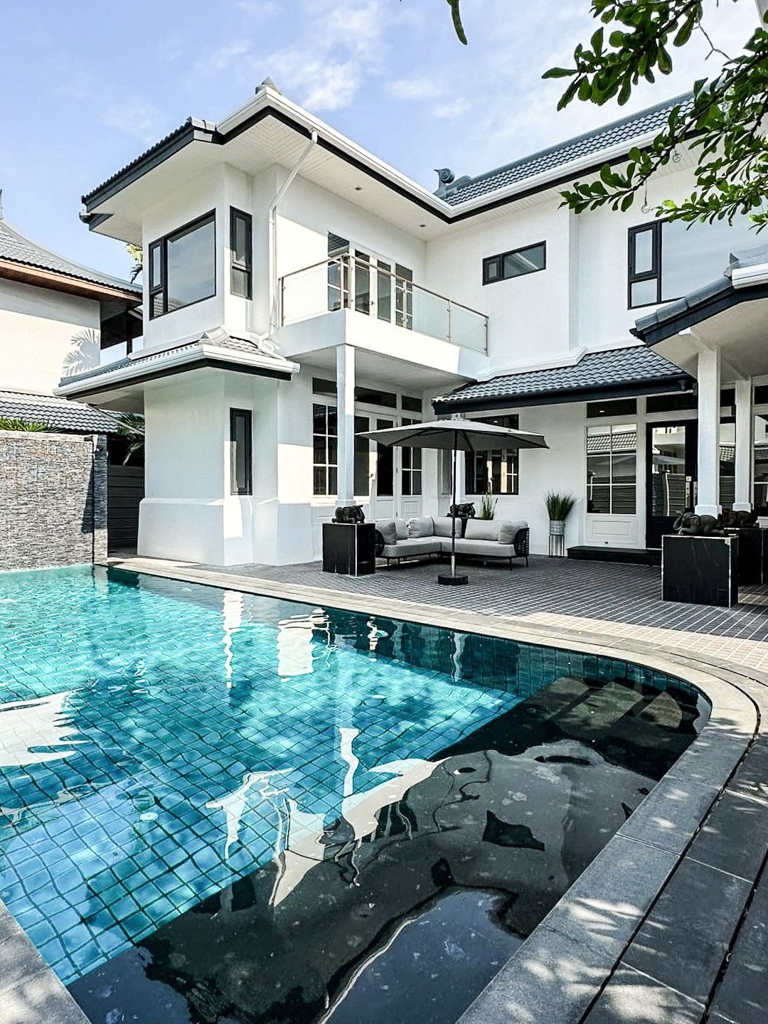 Beautiful Four Bedroom Detached House with Private Pool For Rent in Thong Lor