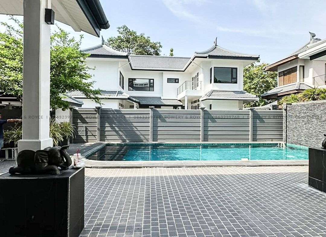 Beautiful Four Bedroom Detached House with Private Pool For Rent in Thong Lor