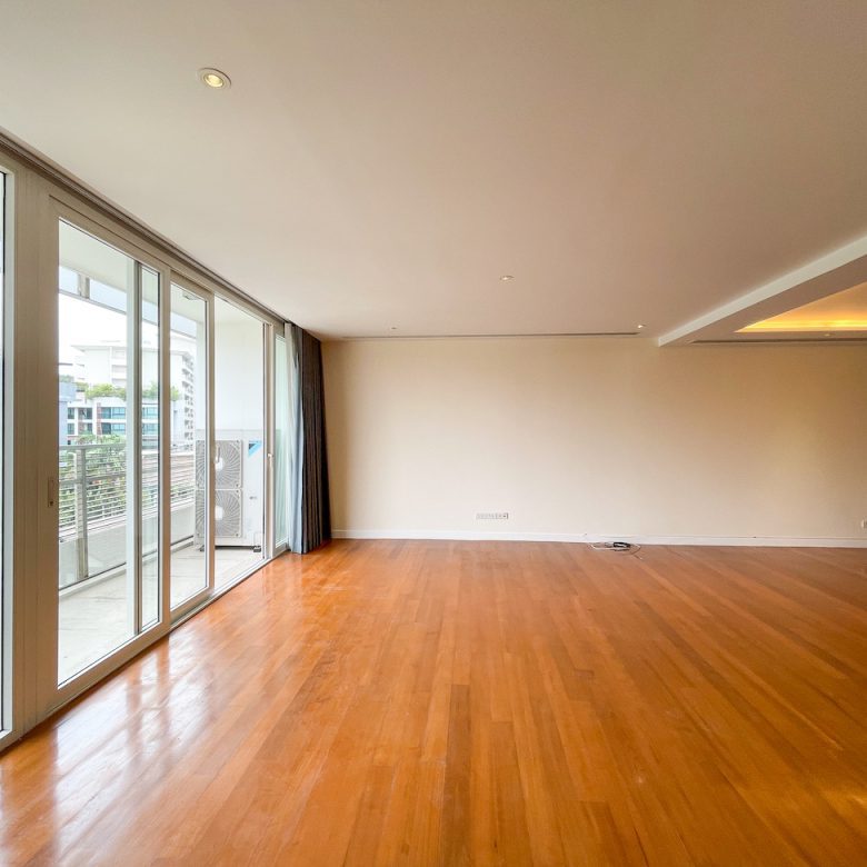 spacious three bedroom condo for rent and for sale in Thong Lor