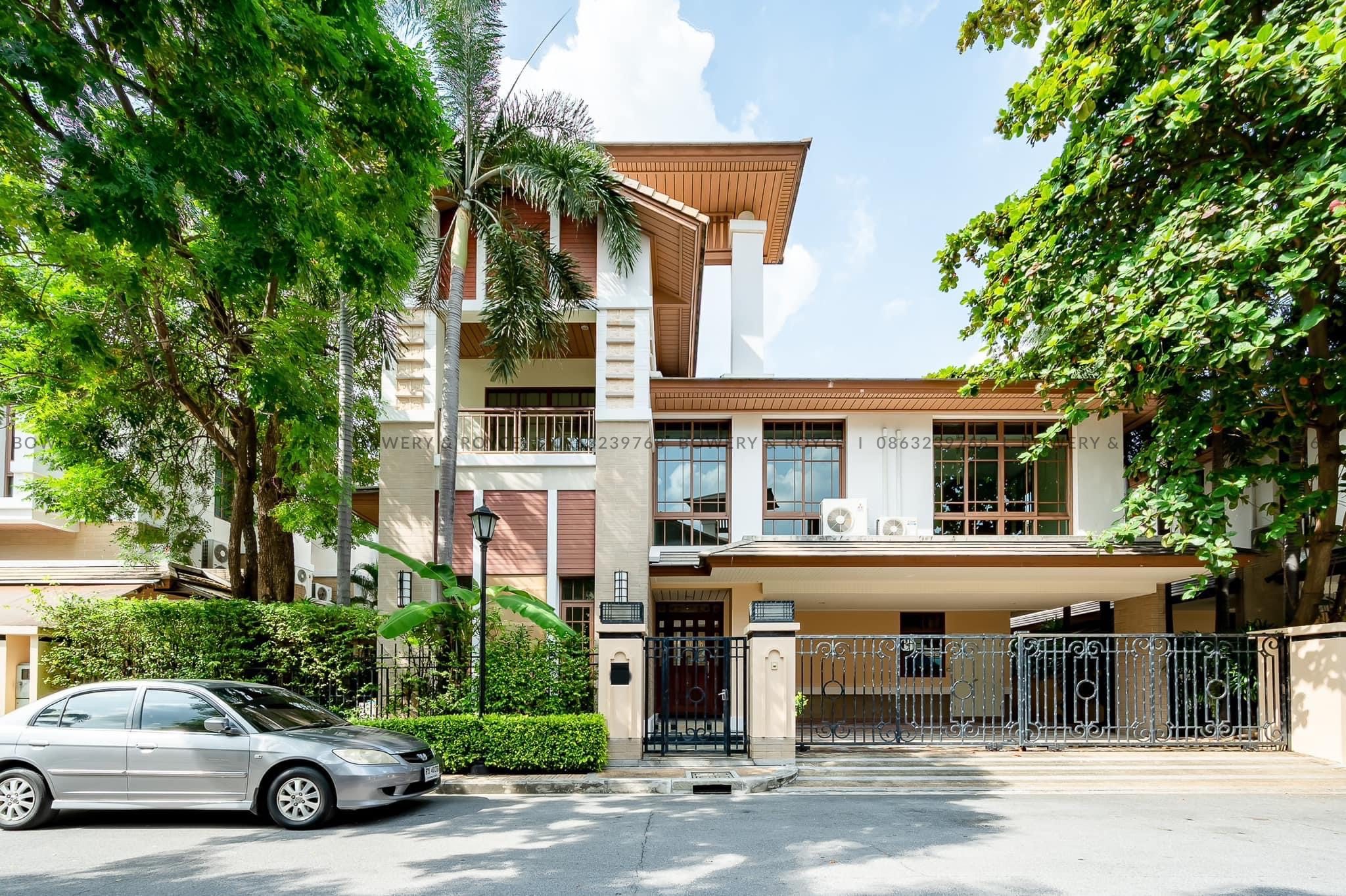 Modern Four Bedroom with Private Pool Detached House for Rent in Phra Khanong