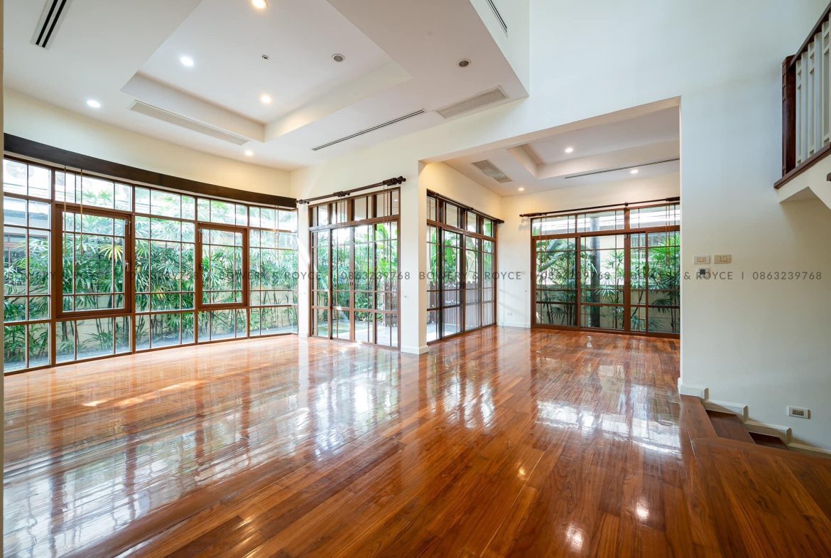 Modern Four Bedroom with Private Pool Detached House for Rent in Phra Khanong