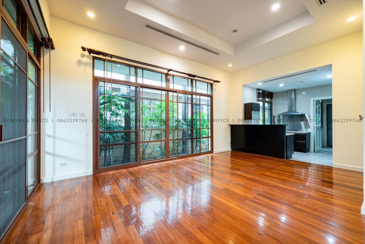 Modern Four Bedroom with Private Pool Detached House for Rent in Phra Khanong