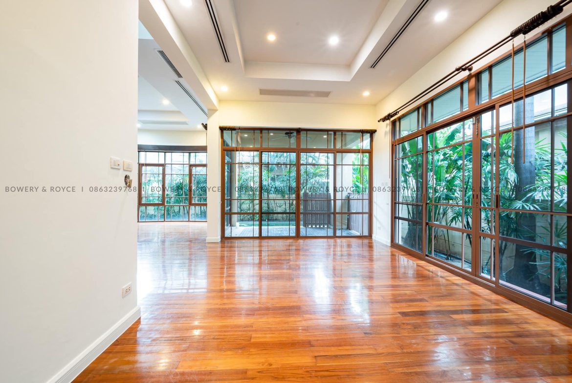 Modern Four Bedroom with Private Pool Detached House for Rent in Phra Khanong