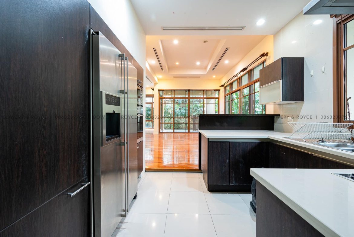 Modern Four Bedroom with Private Pool Detached House for Rent in Phra Khanong