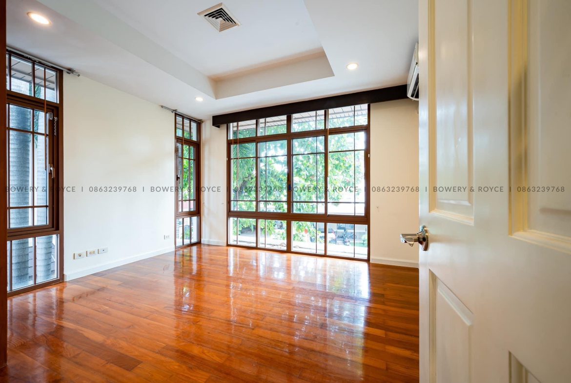 Modern Four Bedroom with Private Pool Detached House for Rent in Phra Khanong