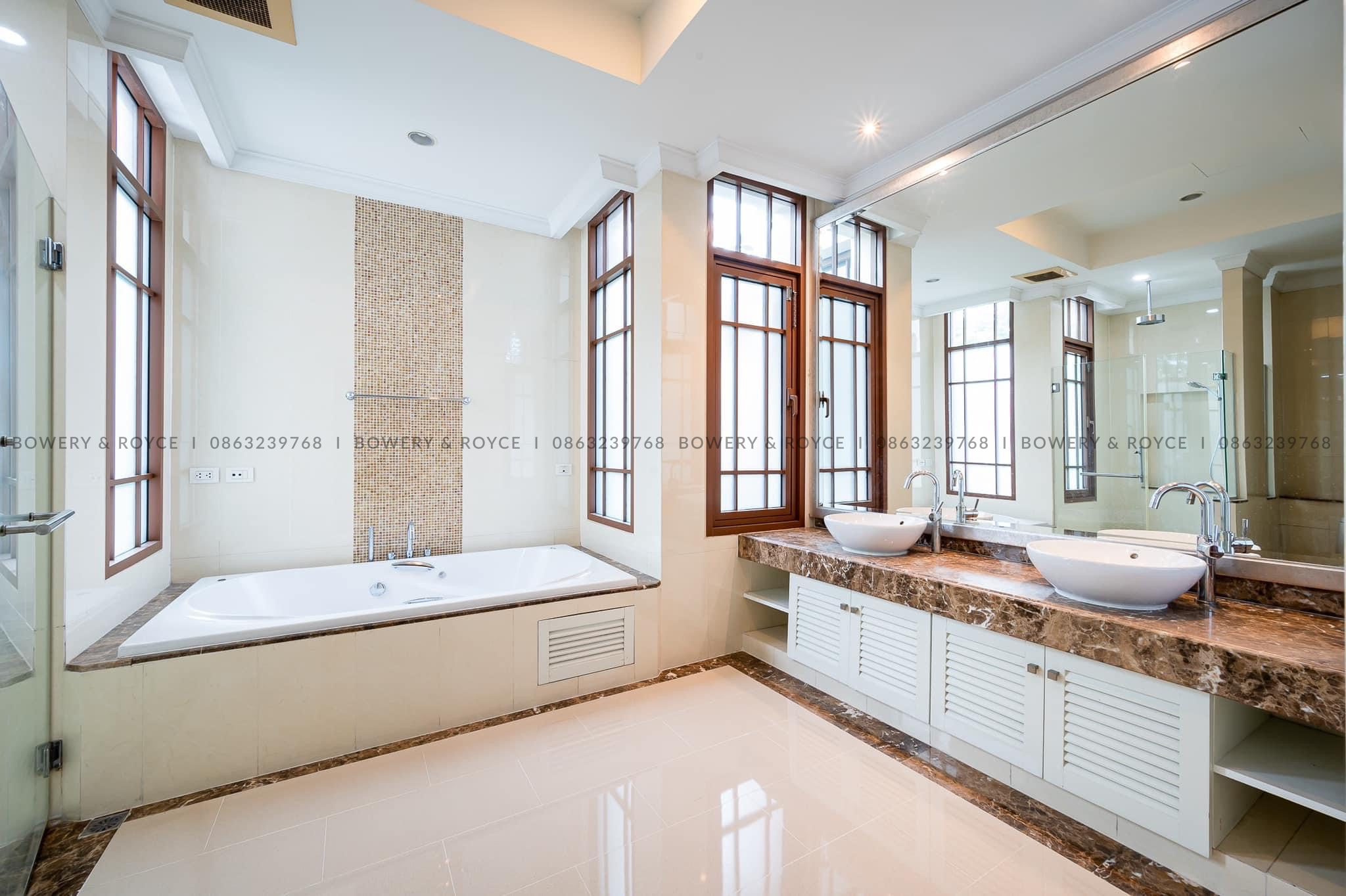Modern Four Bedroom with Private Pool Detached House for Rent in Phra Khanong