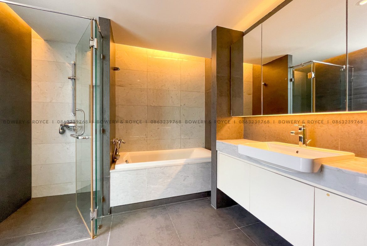 Exquisite Three Bedroom Plus Office Condo for Rent in Thong Lor