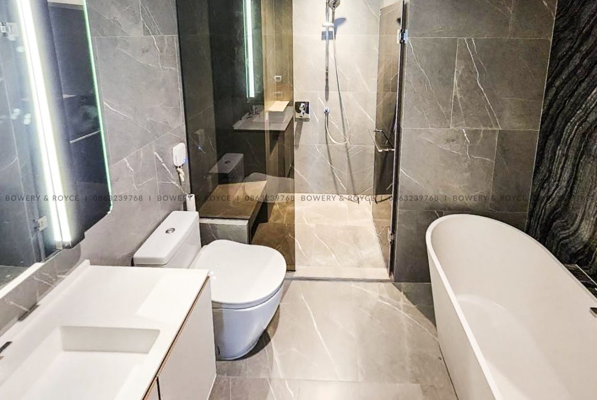 Exquisite Two-Bedroom Condo for Rent at The Reserve Sukhumvit 61 Ekkamai