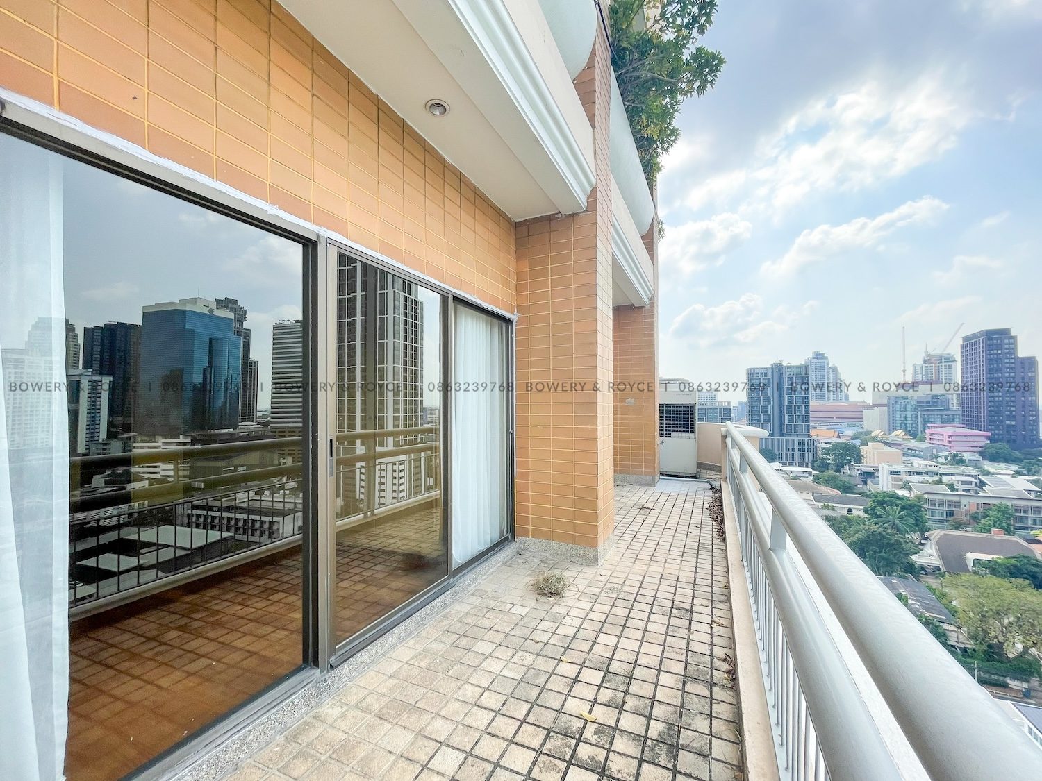 NEST OR INVEST Four Bedroom Duplex Condo for Rent and for Sale in Ekkamai
