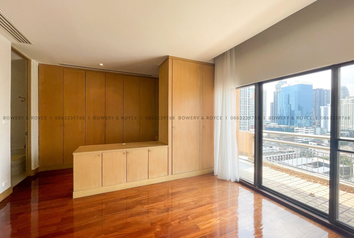 NEST OR INVEST Four Bedroom Duplex Condo for Rent and for Sale in Ekkamai