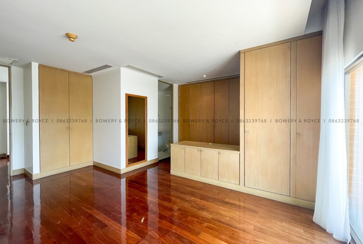 NEST OR INVEST Four Bedroom Duplex Condo for Rent and for Sale in Ekkamai