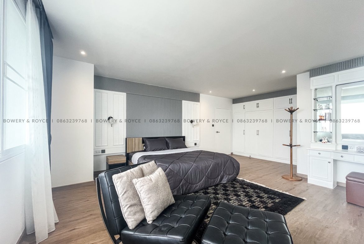 Spacious Modern Design Three Bedroom Condo for Rent in Phrom Phong
