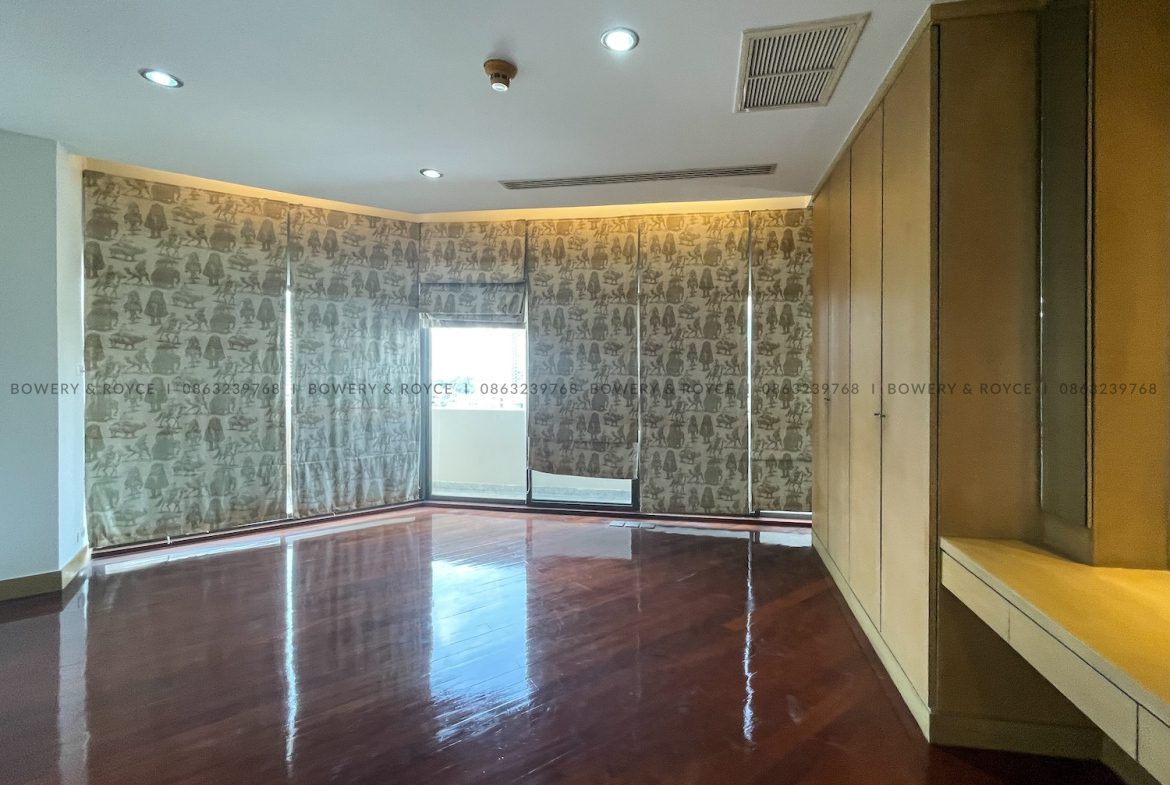 NEST OR INVEST Four Bedroom Duplex Condo for Rent and for Sale in Ekkamai