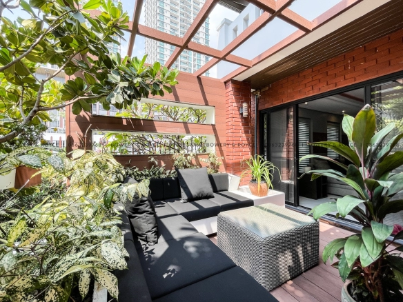 Cozy & Spacious Three Storey Townhouse for Sale in Thong Lor