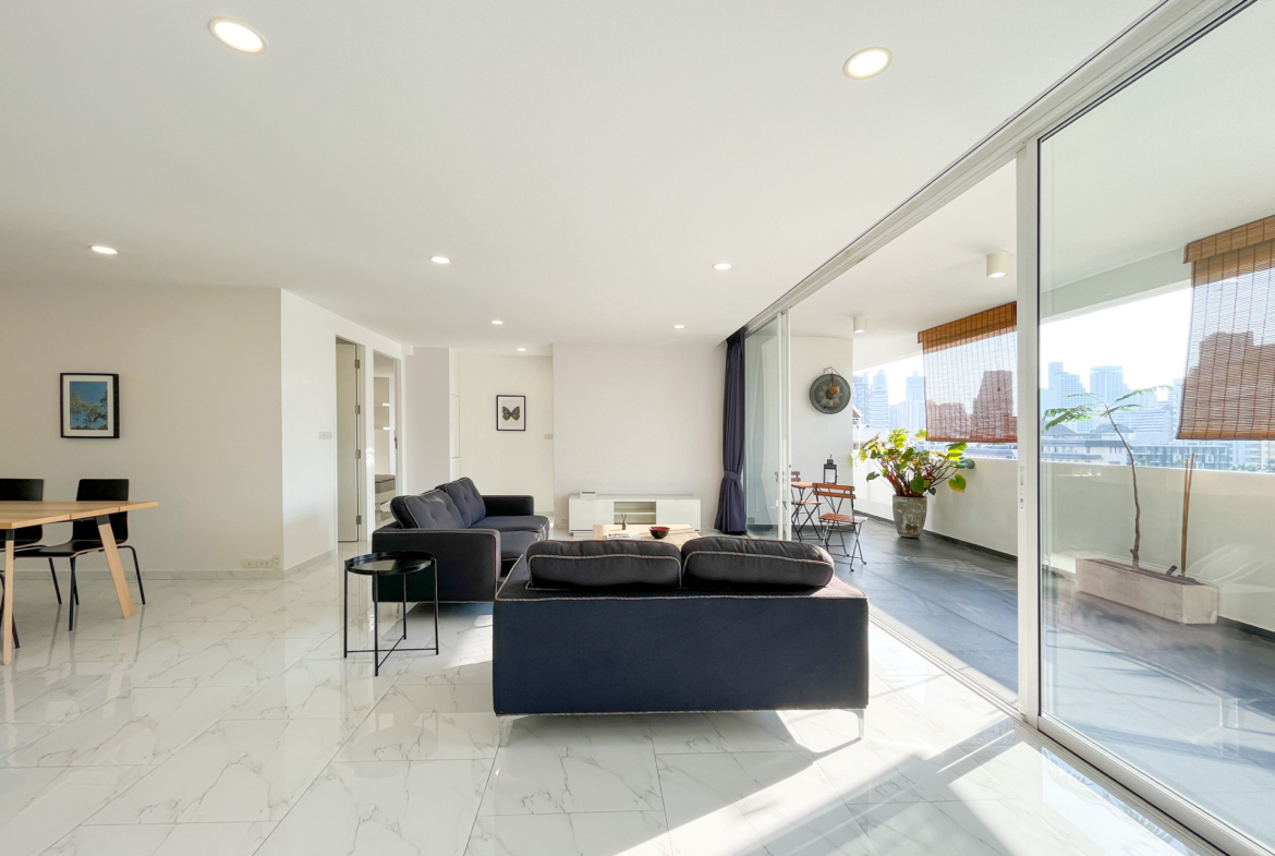 Beautifully Renovated Two Bedroom Condo for Sale in Phrom Phong