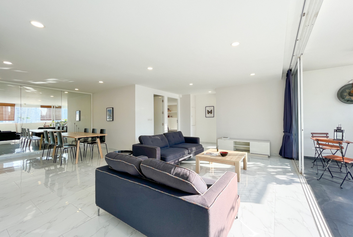 Beautifully Renovated Two Bedroom Condo for Sale in Phrom Phong