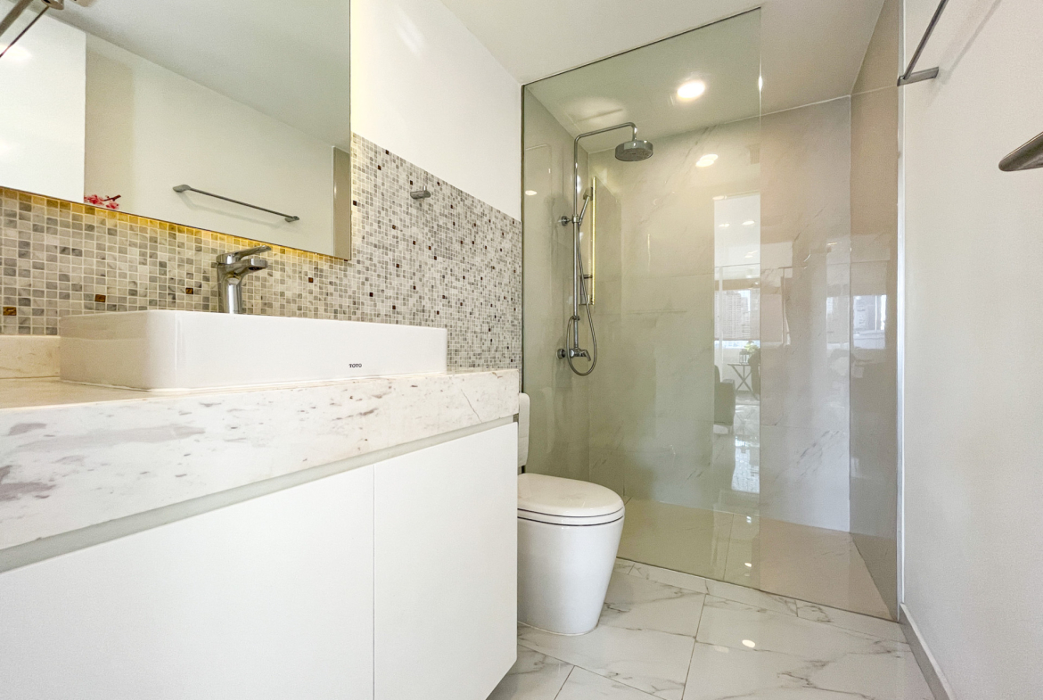 Beautifully Renovated Two Bedroom Condo for Sale in Phrom Phong