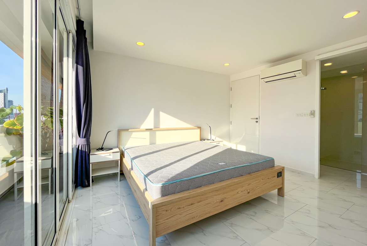 Beautifully Renovated Two Bedroom Condo for Sale in Phrom Phong