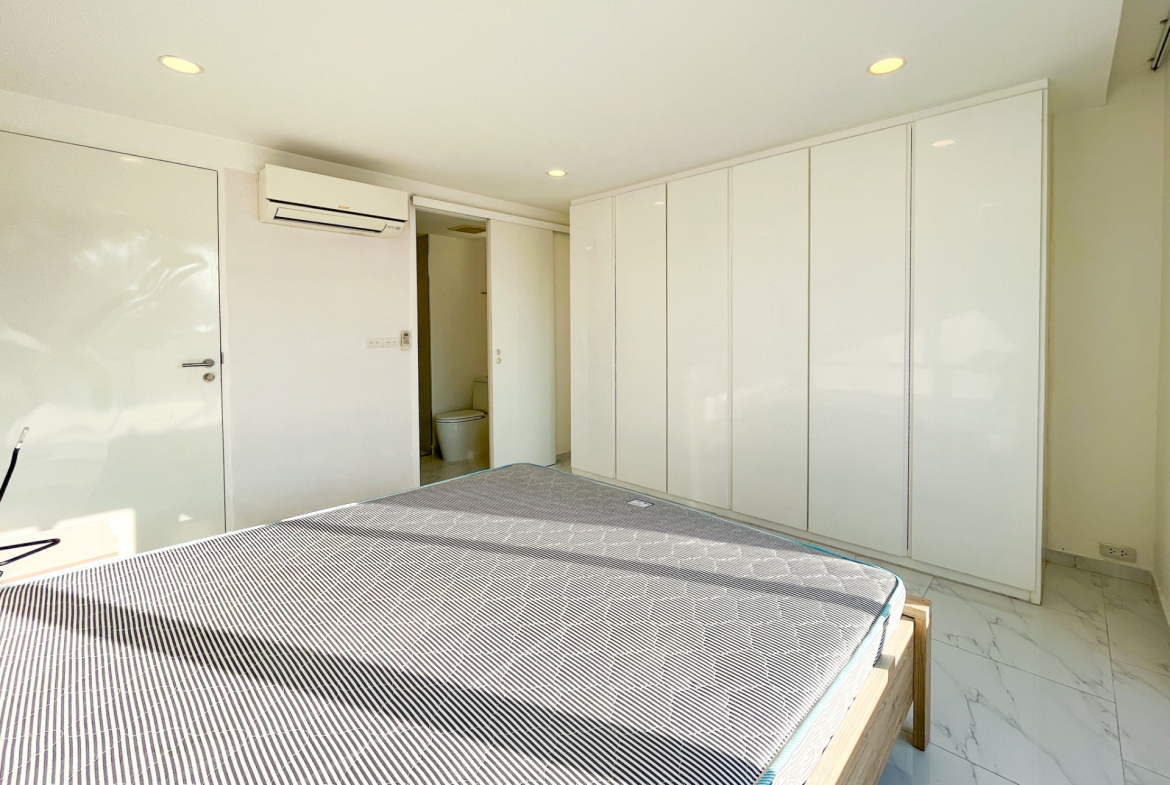 Beautifully Renovated Two Bedroom Condo for Sale in Phrom Phong