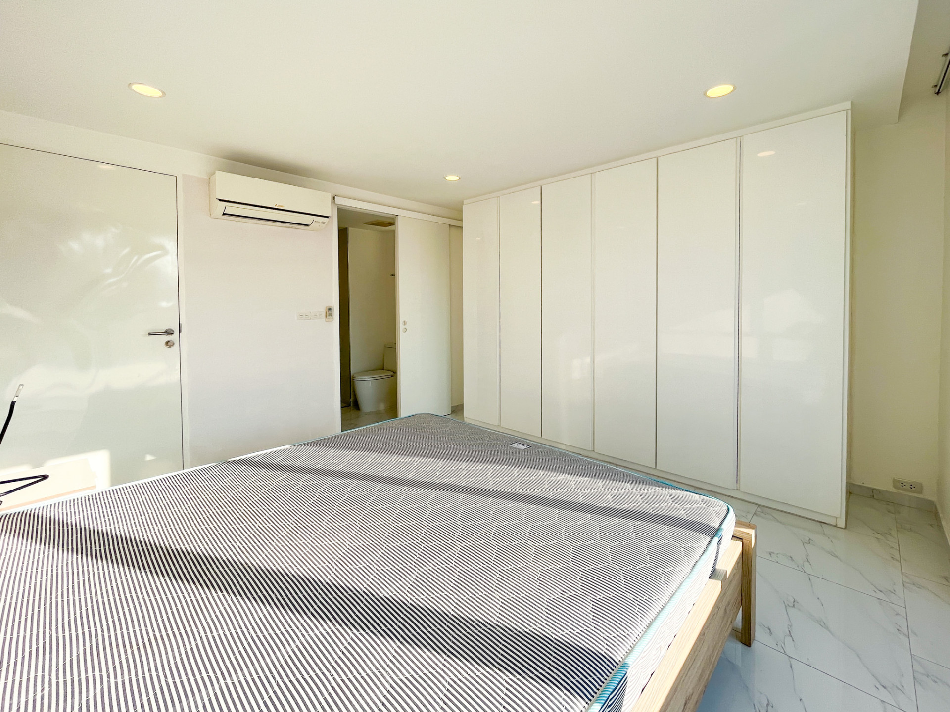 Beautifully Renovated Two Bedroom Condo for Sale in Phrom Phong