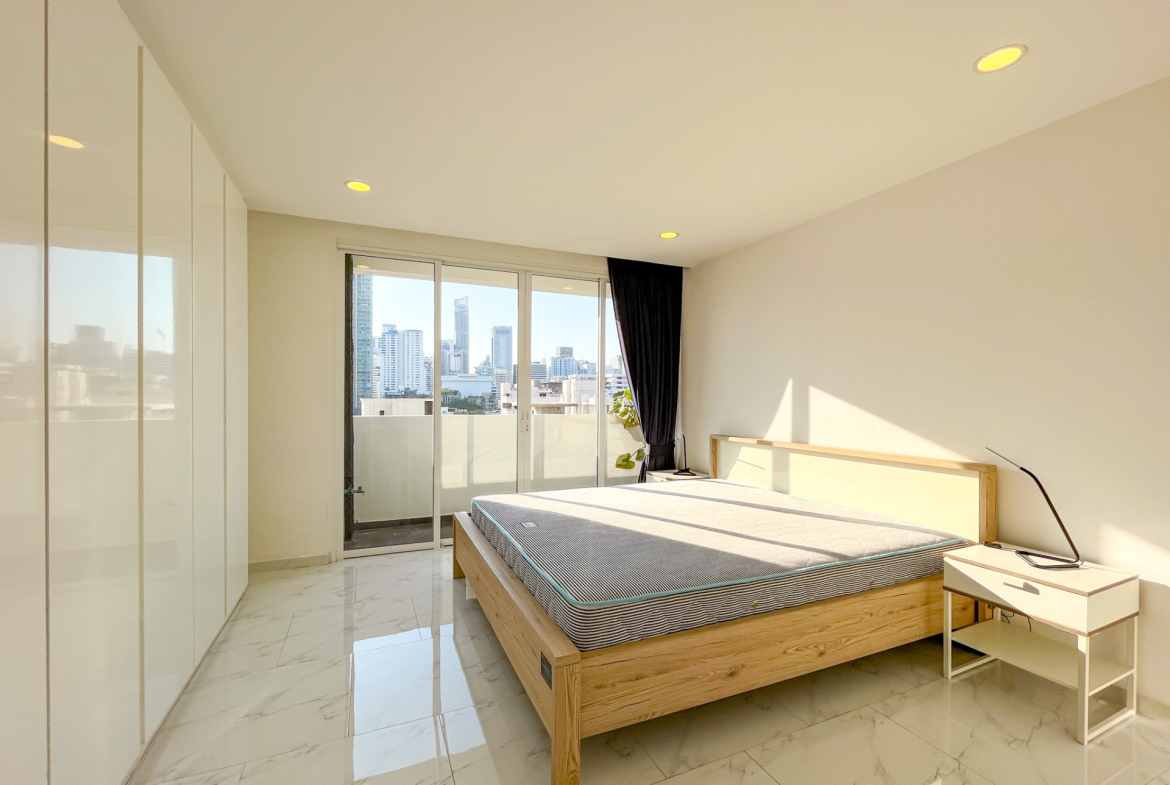 Beautifully Renovated Two Bedroom Condo for Sale in Phrom Phong