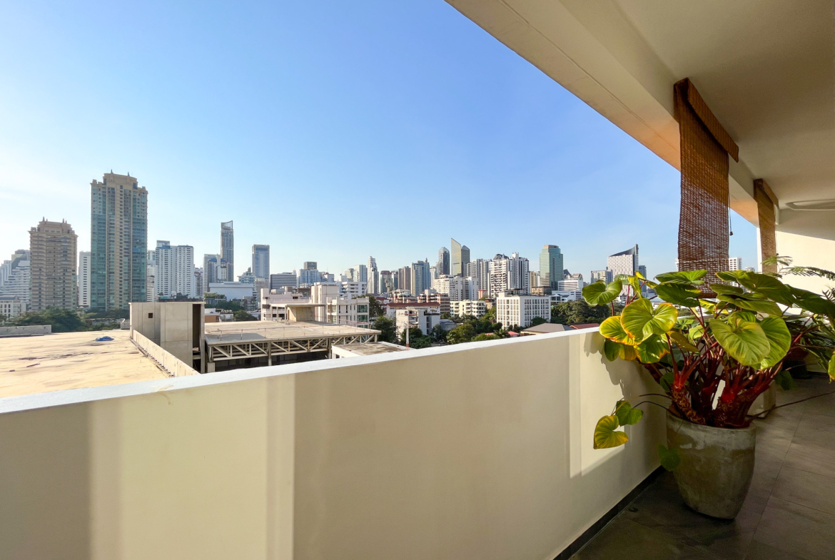 Beautifully Renovated Two Bedroom Condo for Sale in Phrom Phong