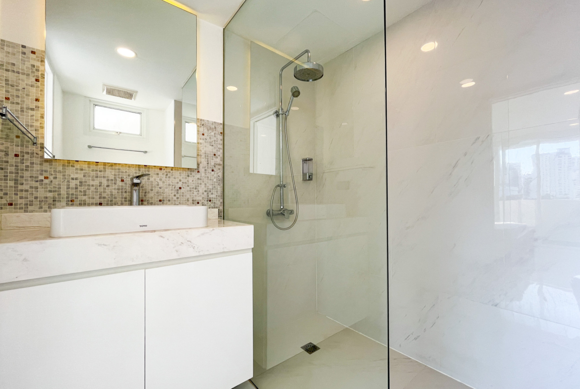 Beautifully Renovated Two Bedroom Condo for Sale in Phrom Phong