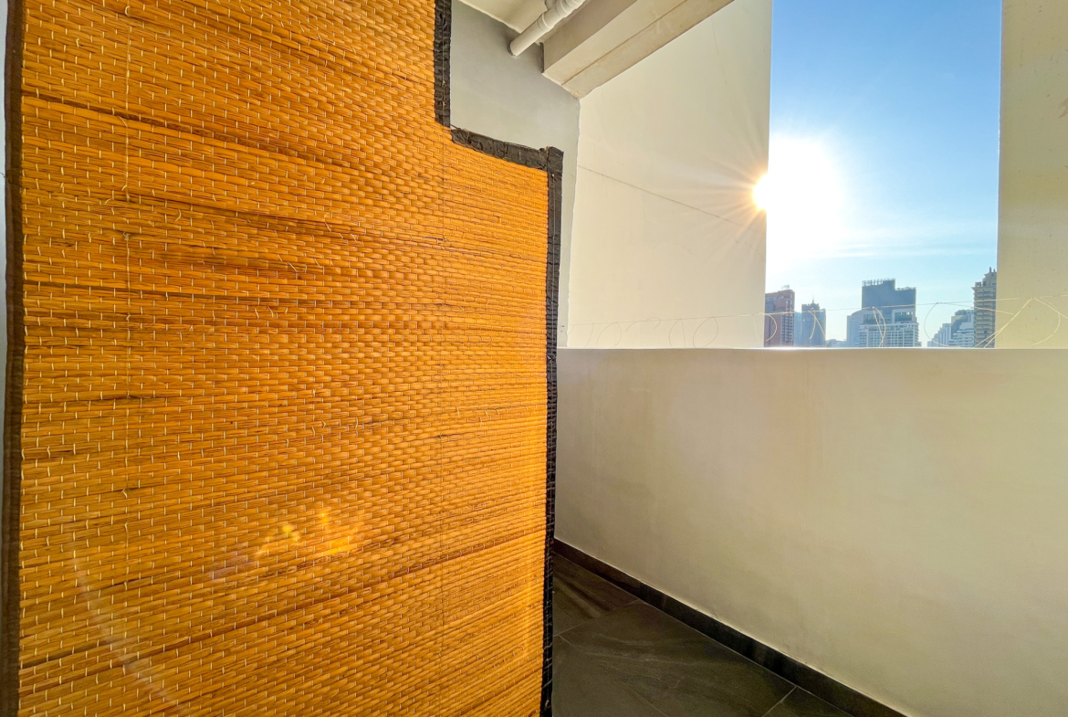 Beautifully Renovated Two Bedroom Condo for Sale in Phrom Phong