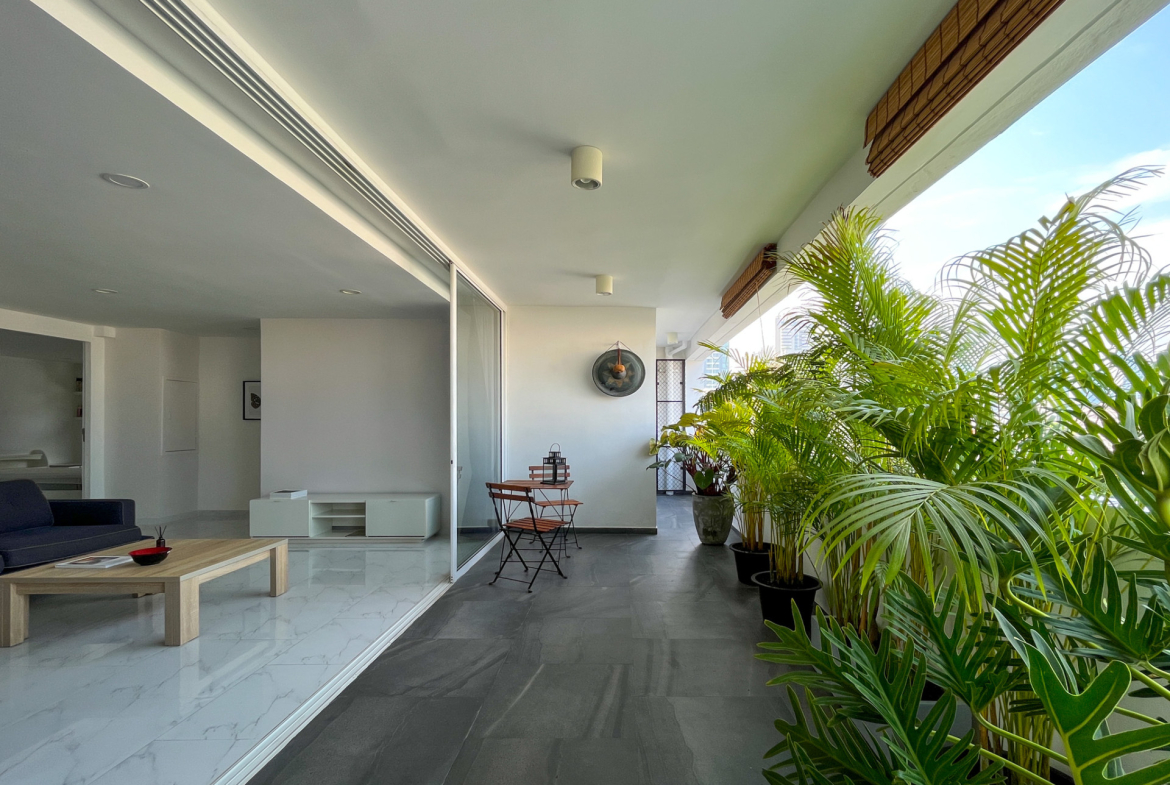 Beautifully Renovated Two Bedroom Condo for Sale in Phrom Phong