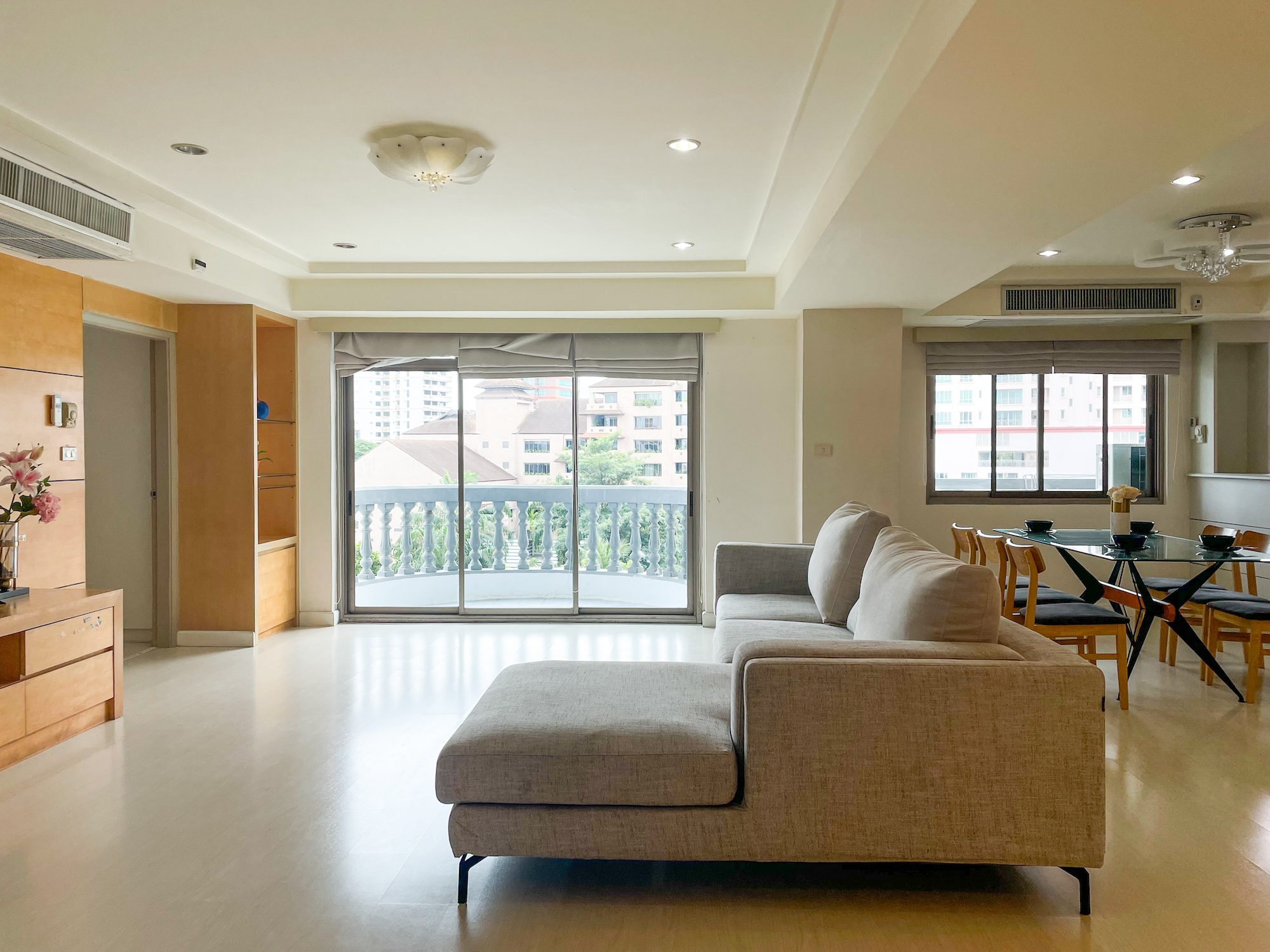 1.living-room-2 Spacious Three-bedrooms Condo for Rent in Phrom Phong