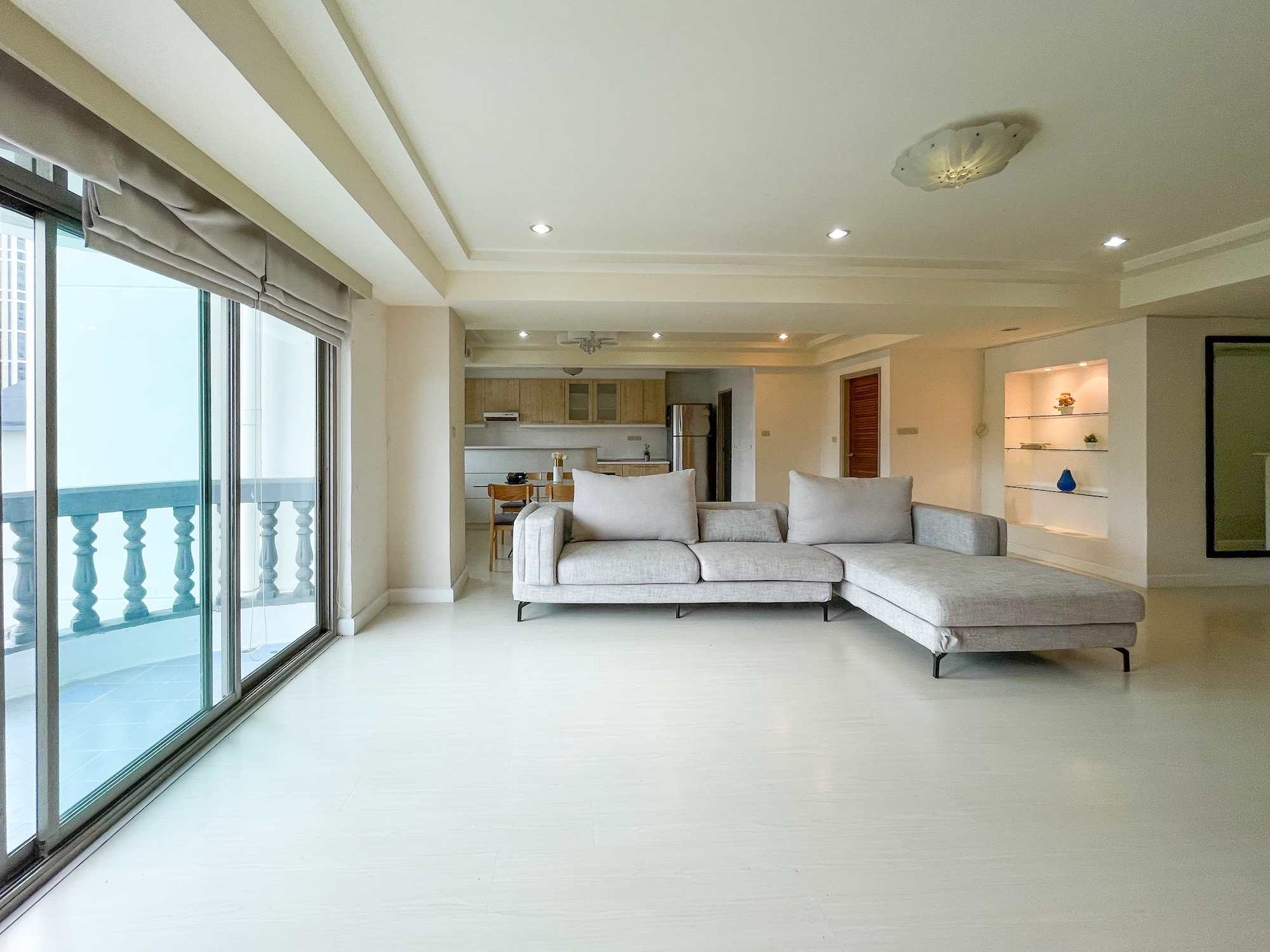 1.living-room-8 Spacious Three-bedrooms Condo for Rent in Phrom Phong