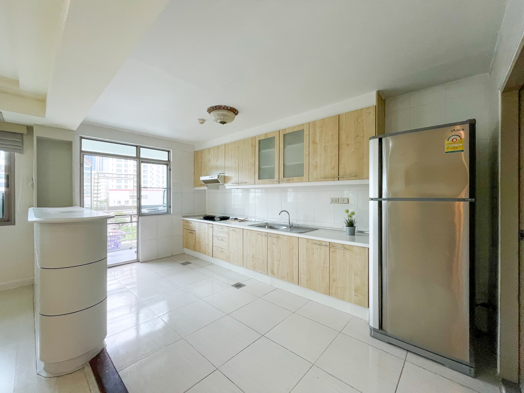 3.kitchen-1 Spacious Three-bedrooms Condo for Rent in Phrom Phong