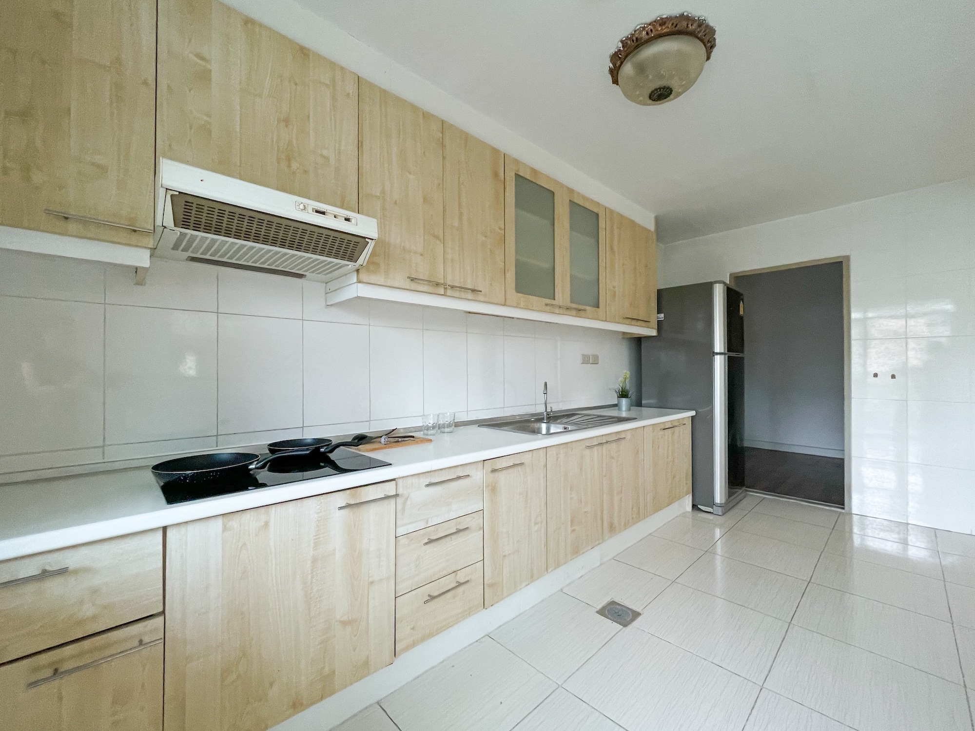 3.kitchen-2 Spacious Three-bedrooms Condo for Rent in Phrom Phong