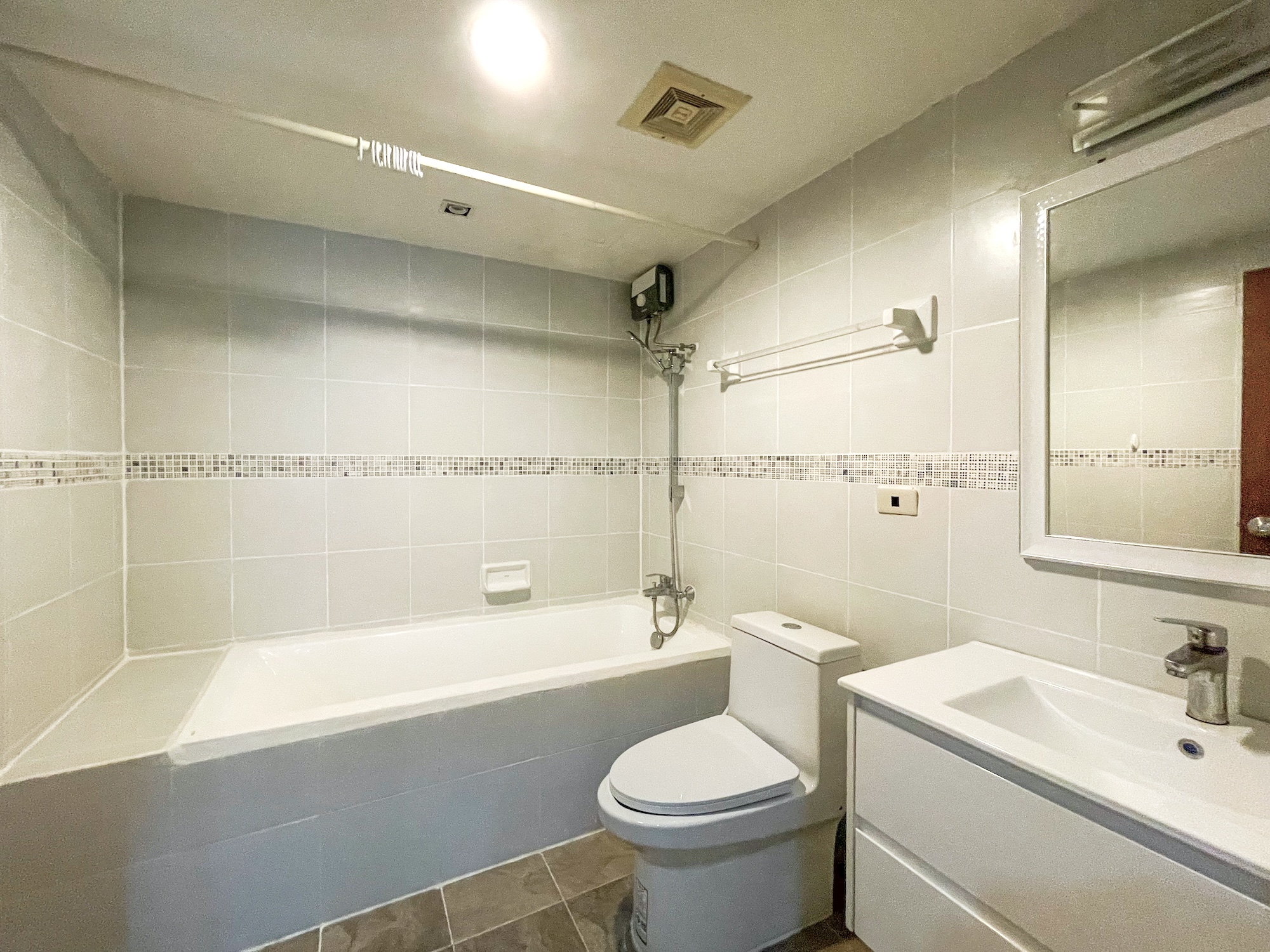 5.master-bathroom Spacious Three-bedrooms Condo for Rent in Phrom Phong