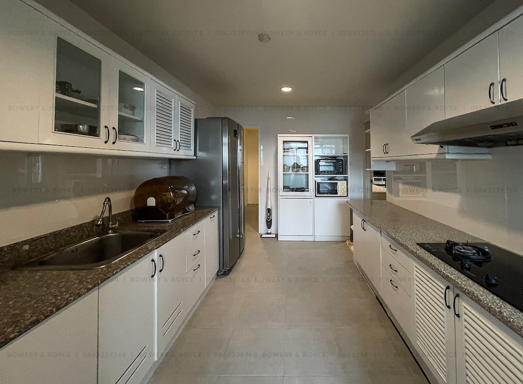 Spacious 3-Bedroom Condo for Rent Near BTS Phrom Phong
