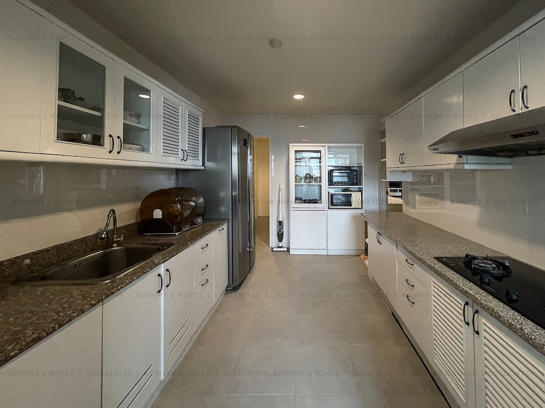 Spacious 3-Bedroom Condo for Rent Near BTS Phrom Phong