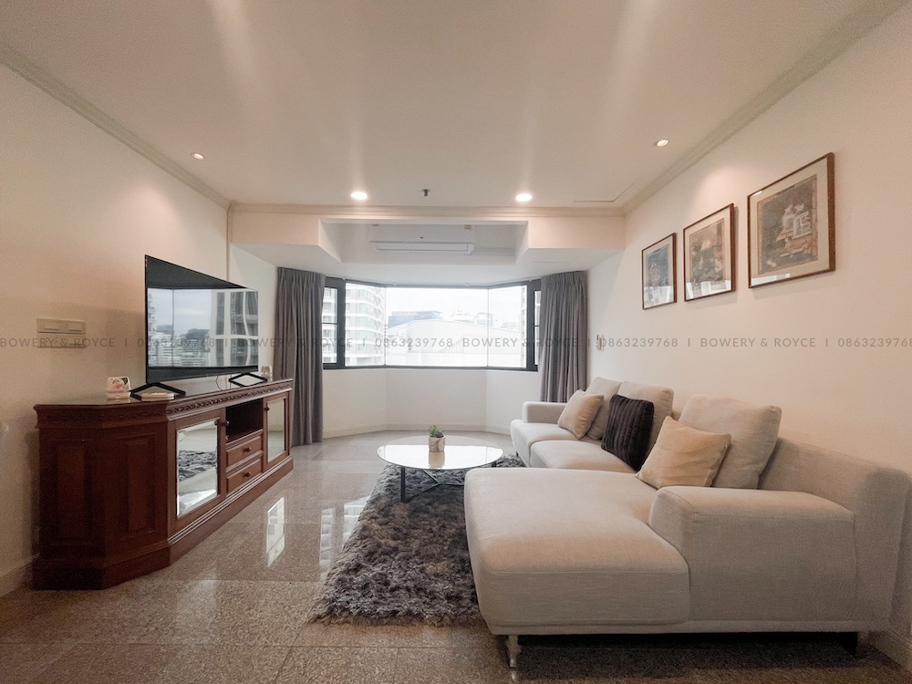 Large Three-Bedroom Condo for Rent in Sukhumvit 39, Close to BTS Phrom Phong